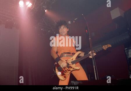 Rodrigo Gonzalez von 'Die Ärzte', deutsche Punk Rock Funpunk Ska Band, bei einem Konzert in Bielefeld, Deutschland 1994. Rodrigo Gonzalez of German pu Stock Photo