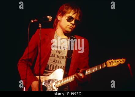 Jocco Abendroth, deutscher Sänger, Gitarrist und Komponist, bei einem Konzert in Deutschland, 1983. German singer, composer and guitarist Jocco Abendr Stock Photo