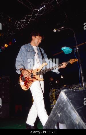 Rodrigo Gonzalez von 'Die Ärzte', deutsche Punk Rock Funpunk Ska Band, bei einem Konzert in München, Deutschland 1994. Rodrigo Gonzalez of German punk Stock Photo