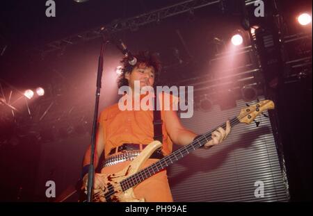 Rodrigo Gonzalez von 'Die Ärzte', deutsche Punk Rock Funpunk Ska Band, bei einem Konzert in Bielefeld, Deutschland 1994. Rodrigo Gonzalez of German pu Stock Photo