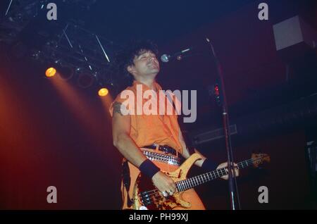 Rodrigo Gonzalez von 'Die Ärzte', deutsche Punk Rock Funpunk Ska Band, bei einem Konzert in Bielefeld, Deutschland 1994. Rodrigo Gonzalez of German pu Stock Photo