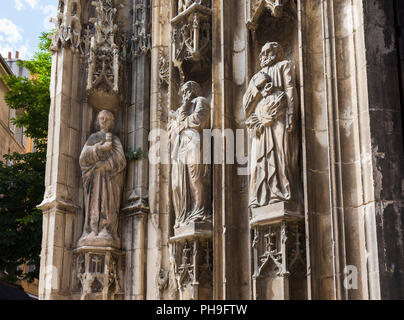 Aix-en-Provence, Provence-Alpes-Côte d'Azur, France.  Cathedral of the Holy Saviour. Cathédrale Saint-Sauveur d'Aix-en-Provence.  Statuary on main ent Stock Photo