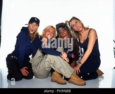 'All Saints', britische R&B Girlgroup, bei einem Promoshooting in Stuttgart, Deutschland 1997. British RnB girl band 'All Saints' during a promotional Stock Photo