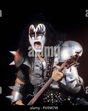 洋楽 KISS GENE SIMMONS KISS - Gene Simmons [Vinyl] - Amazon.com Music
