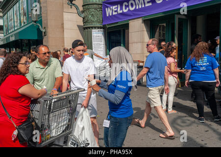 Hundreds of NYU students, some with their families, descend on Bed Bath and Beyond in the Ladies Mile shopping district in New York on Sunday, August 26, 2018 to shop to furnish their dorm rooms at the university. Besides getting a discount the students where shepherded back and forth from their dorms via buses rented for the occasion by Bed Bath and Beyond and were assisted with their purchases by Bed Bath and Beyond employees. The shopping event took place both Saturday and Sunday. (© Richard B. Levine) Stock Photo