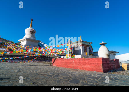 Stupa and prayer flags at the Zheduo Shan Pass Stock Photo