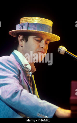 Elton John on 15.05.1984 in Stuttgart. | usage worldwide Stock Photo