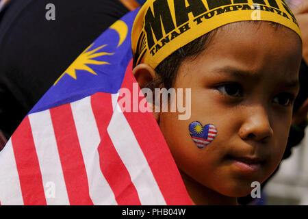 Putrajaya, Kuala Lumpur, Malaysia. 31st Aug, 2018. A little girl seen playing with a Malaysia flag while celebrating the 61st Malaysia anniversary of independence day at Dataran Putrajaya. The Prime Minister of Malaysia, Dr. Mahathir Mohamad had chosen Putrajaya the nation's administrative capital as a venue for the celebration. This year's slogan will be Sayangi MalaysiaKu' which means 'Love My Malaysia.' Credit: Faris Hadziq/SOPA Images/ZUMA Wire/Alamy Live News Stock Photo