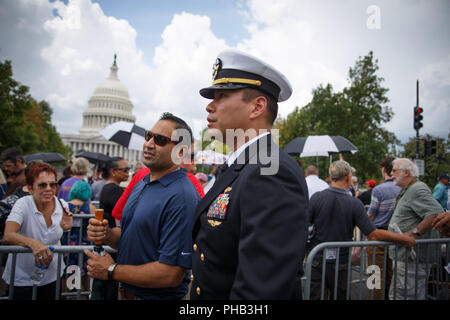 Washington, DC, USA. 31st Aug, 2018. Members of the public line up to see late Senator John McCain lie in state in the Capitol rotunda. Credit: Michael Candelori/ZUMA Wire/Alamy Live News Stock Photo