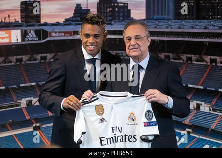 Madrid, Spain. 31st August, 2018. Mariano Diaz Mejia (L) and Real Madrid President Florentino Perez (R) posing for the press during the presentation as a new Real Madrid player in Santiago Bernabeu Stadium, Madrid, Spain. Credit: Marcos del Mazo/Alamy Live News Stock Photo