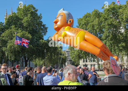 London, UK. 1st September 2018. Protesters of Sadiq Khan at the balloon Credit: Alex Cavendish/Alamy Live News