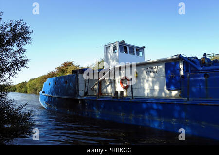 60m long Oil tanker Exol Pride on the way from Rotherham to Goole and Hull past the Strawberry Island Boat Club in Doncaster Stock Photo