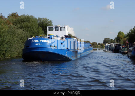 60m long Oil tanker Exol Pride on the way from Rotherham to Goole and Hull past the Strawberry Island Boat Club in Doncaster Stock Photo