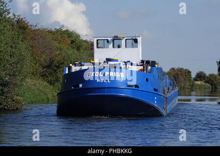 60m long Oil tanker Exol Pride on the way from Rotherham to Goole and Hull past the Strawberry Island Boat Club in Doncaster Stock Photo