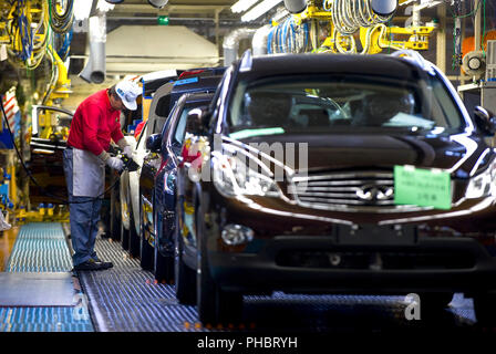 Fuga vehicles are given a final check after passing through the assembly line at Nissan Motor Co.'s plant in Tochigi, Japan on Thursday 12 Nov.  2009. Stock Photo