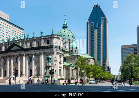 1000 de La Gauchetière, at 51 stories the tallest  building in Montreal and Cathédrale Marie-Reine-du-Monde Stock Photo