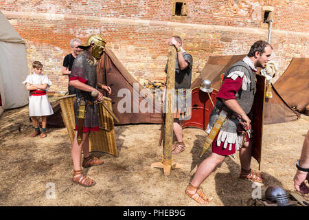 Fencing exercises of a roman soldier - Roman re enactment at Zülpich ...