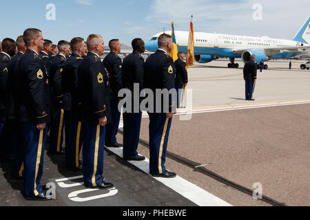 Soldiers and Airmen from the Arizona National Guard stand at atttention as a Boeing C-32 military airplane  carrying the casket Sen. John McCain prepares to take off Aug. 30, 2018, from the Goldwater Air National Guard Base. Approximately 200 Guardsmen stood in formation as Arizona Senator was transferred from the motorcade to the aircraft.  (Arizona Army National Guard photo by Staff Sgt. Brian A. Barbour) Stock Photo