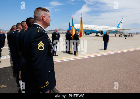 Soldiers and Airmen from the Arizona National Guard stand at atttention as a Boeing C-32 military airplane  carrying the casket Sen. John McCain prepares to take off Aug. 30, 2018, from the Goldwater Air National Guard Base. Approximately 200 Guardsmen stood in formation as Arizona Senator was transferred from the motorcade to the aircraft.  (Arizona Army National Guard photo by Staff Sgt. Brian A. Barbour) Stock Photo