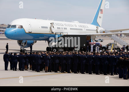 Soldiers and Airmen from the Arizona National Guard salute during the dignified transfer of Sen. John McCain’s casket from his motorcade to a Boeing C-32 military airplane Aug. 30, 2018 at Goldwater Air National Guard Base in Phoenix. Approximately 200 Guardsmen were in formation to honor the six-term Arizona Senator and former prisoner of war, lost his battle with brain cancer earlier this week at the age of 81. (Arizona Army National Guard photo by Staff Sgt. Brian A. Barbour) Stock Photo