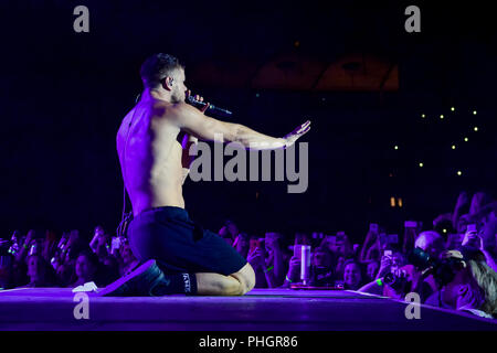 Kyiv, Ukraine. 31st Aug, 2018. Dan Reynolds of Imagine Dragons performs in concert at Olympic NSC on August 31, 2018, in Kiev Credit: Aleksandr Gusev/Pacific Press/Alamy Live News Stock Photo