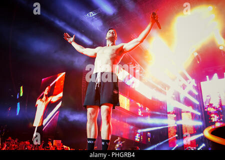 Kyiv, Ukraine. 31st Aug, 2018. Dan Reynolds of Imagine Dragons performs in concert at Olympic NSC on August 31, 2018, in Kiev Credit: Aleksandr Gusev/Pacific Press/Alamy Live News Stock Photo