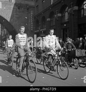 Peace celebration 1945. People of Stockholm are celebrating the end of World War II. The men on their bicycles have newspaper headlines attached that says War in Europe has ended.   Sweden May 7 1945s. Photo Kristoffersson N122-6 Stock Photo
