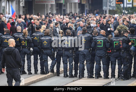 Chemnitz, Germany. 01st Sep, 2018. 01.09.2018, Saxony, Chemnitz: Police temporarily hold the participants of the rally of the right-wing populist citizens' movement Pro Chemnitz and the demonstration of AfD and the xenophobic Pegida alliance. Credit: Ralf Hirschberger/dpa/Alamy Live News
