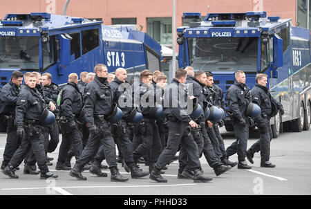 Chemnitz, Germany. 01st Sep, 2018. 01.09.2018, Saxony, Chemnitz: Policemen accompany the demonstration of AfD and the xenophobic Alliance Pegida, to which also the participants of the rally of the right-wing populist citizens' movement Pro Chemnitz have joined. Credit: Boris Roessler/dpa/Alamy Live News