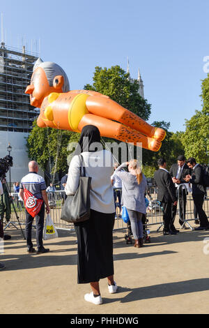 London, UK: 01st September 2018. A few hundred activists gathered on Parliament square to support the flying of the Khan blimp, organiser Yanny Bruere said it's in response to the Trump blimp and high crime rates in the capital. Credit: Ian Francis/Alamy Live News Stock Photo