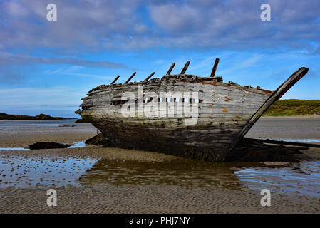Bád Eddie (Eddie's Boat) shipwreck, West Donegal, Ireland. Wrecked and washed up on the shore of Magheraclogher Beach, Bunberg in the early 1970's. Stock Photo