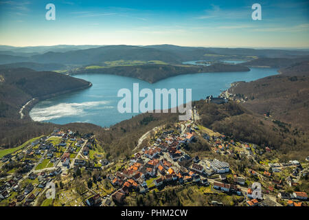 Waldeck with the castle complex Schloss Waldeck in Waldeck with the Edersee in the background in Hesse. Waldeck, Burg Waldeck an der Eder, Hesse, Germ Stock Photo