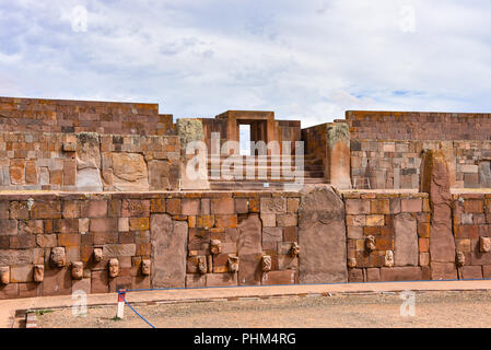 Semi-subterranean temple with the Ponce monolith visible in the Kalisasaya gateway. Tiwanaku archaeological site, La Paz, Bolivia Stock Photo