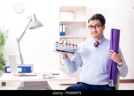 Businessman rushing to gym during lunch break Stock Photo - Alamy