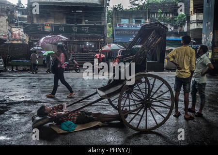 Kolkata, India. 2nd Sep, 2018. A hand rickshaw puller rests in Kolkata, India, on Sept. 2, 2018. Credit: Tumpa Mondal/Xinhua/Alamy Live News Stock Photo