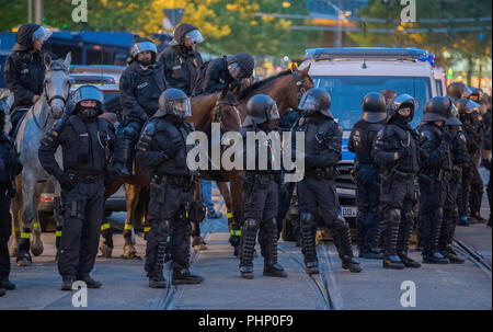 Chemnitz, Germany. 01st Sep, 2018. 01.09.2018, Saxony, Chemnitz: Officials of a equestrian squadron together with officials of a hundred people secure a crossroads where participants of the right spectrum have gathered. Credit: Boris Roessler/dpa/Alamy Live News