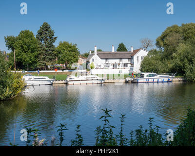 Cambridgeshire, UK. 2nd September 2018.  Pleasure boats are moored outside the Ferryboat Inn as people enjoy late summer sunshine messing around in boats in glorious unbroken sun and with temperatures in the mid 20’s centigrade. The Indian summer is forecast to continue into next week. Credit: Julian Eales/Alamy Live news Stock Photo