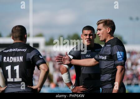 Newcastle upon Tyne, UK, 2 September 2018. Toby Flood, right, talking to Newcastle Falcons players Adam Radwan and Josh Matavesi after Saracens had been awarded a penalty during their Gallagher Premiership match at Kingston Park. Credit: Colin Edwards/Alamy Live News. Stock Photo