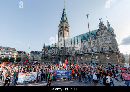 Hamburg, Germany. 17th Aug, 2018. 02.09.2018, Hamburg: Participants of the pier movement demonstrate in front of the city hall for unhindered sea rescue in the Mediterranean and safe escape routes for migrants. Credit: Markus Scholz/dpa/Alamy Live News Stock Photo