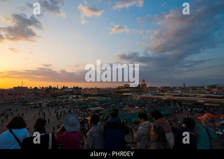 Besucher und Touristen am Djemnaa el Fna Platz in Marrakech, Marokko Stock Photo