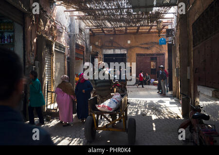 In den schattigen Souks von Marrakesch spielt sich das alltägliche Leben ab Stock Photo