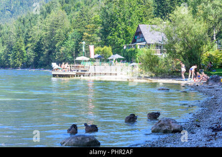Altaussee: lake Altausseer See, beach, bather, restaurant Strandcafe, Ausseerland-Salzkammergut, Steiermark, Styria, Austria Stock Photo