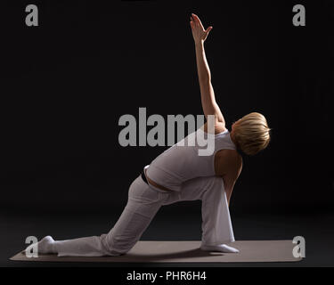 Bikram yoga - teaching triangle pose w/Bikram demo - YouTube