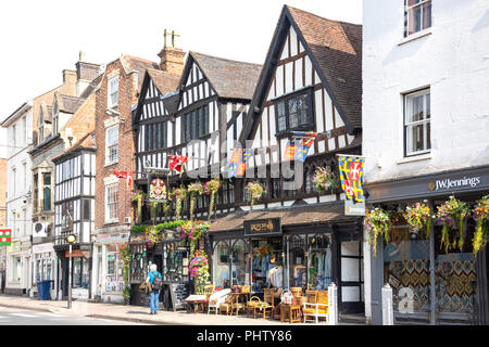 15th century The Berkeley Arms and Replay Vintage shop, Church Street, Tewkesbury, Gloucestershire, England, United Kingdom Stock Photo
