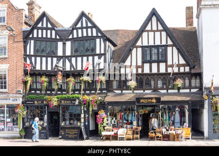 15th century The Berkeley Arms and Replay Vintage shop, Church Street, Tewkesbury, Gloucestershire, England, United Kingdom Stock Photo