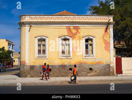 Children walking in front of an old portuguese colonial house, Namibe Province, Namibe, Angola Stock Photo
