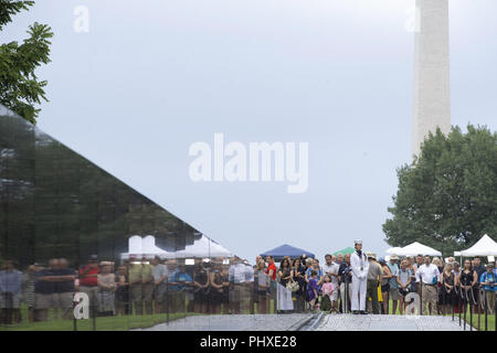 Washington, District of Columbia, USA. 1st Sep, 2018. WASHINGTON, D.C. - SEP 1, 2018: People wait for Cindy McCain, the wife of Sen. John McCain, R-Ariz., to visit at the Vietnam Veterans Memorial in Washington on Saturday, Sep. 1, 2018 Credit: Ray Whitehouse/CNP/ZUMA Wire/Alamy Live News Stock Photo