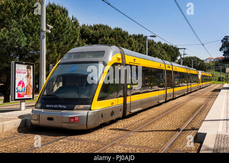 Como chegar a Media Markt Matosinh em Matosinhos através de Autocarro ou  Metro?