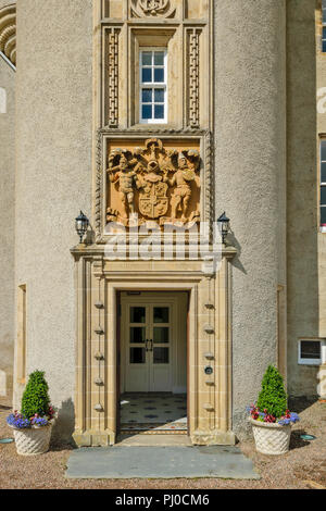 BALLINDALLOCH CASTLE BANFFSHIRE SCOTLAND THE MAIN ENTRANCE AND DOORWAY Stock Photo
