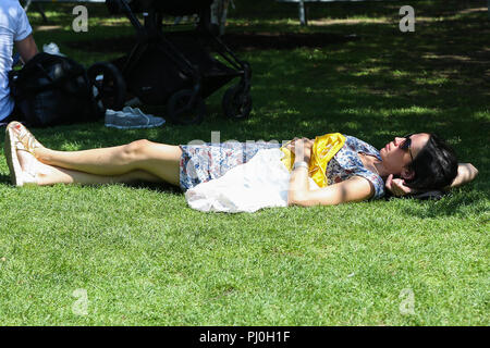 Londoners and tourists enjoying the sunshine in Potters Fields Park and The Scoop on another very hot day in the capital. According to the Met Office the heatwave is to continues in the UK and parts of Europe in coming days with record temperatures expected.  Featuring: Atmosphere, View Where: London, United Kingdom When: 03 Aug 2018 Credit: Dinendra Haria/WENN Stock Photo